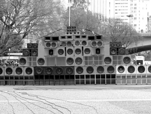 Sort-hvidt foto af et stort sound system med mange højttalere