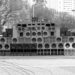 Sort-hvidt foto af et stort sound system med mange højttalere