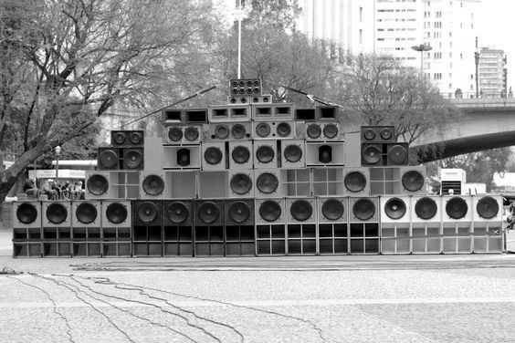 Sort-hvidt foto af et stort sound system med mange højttalere