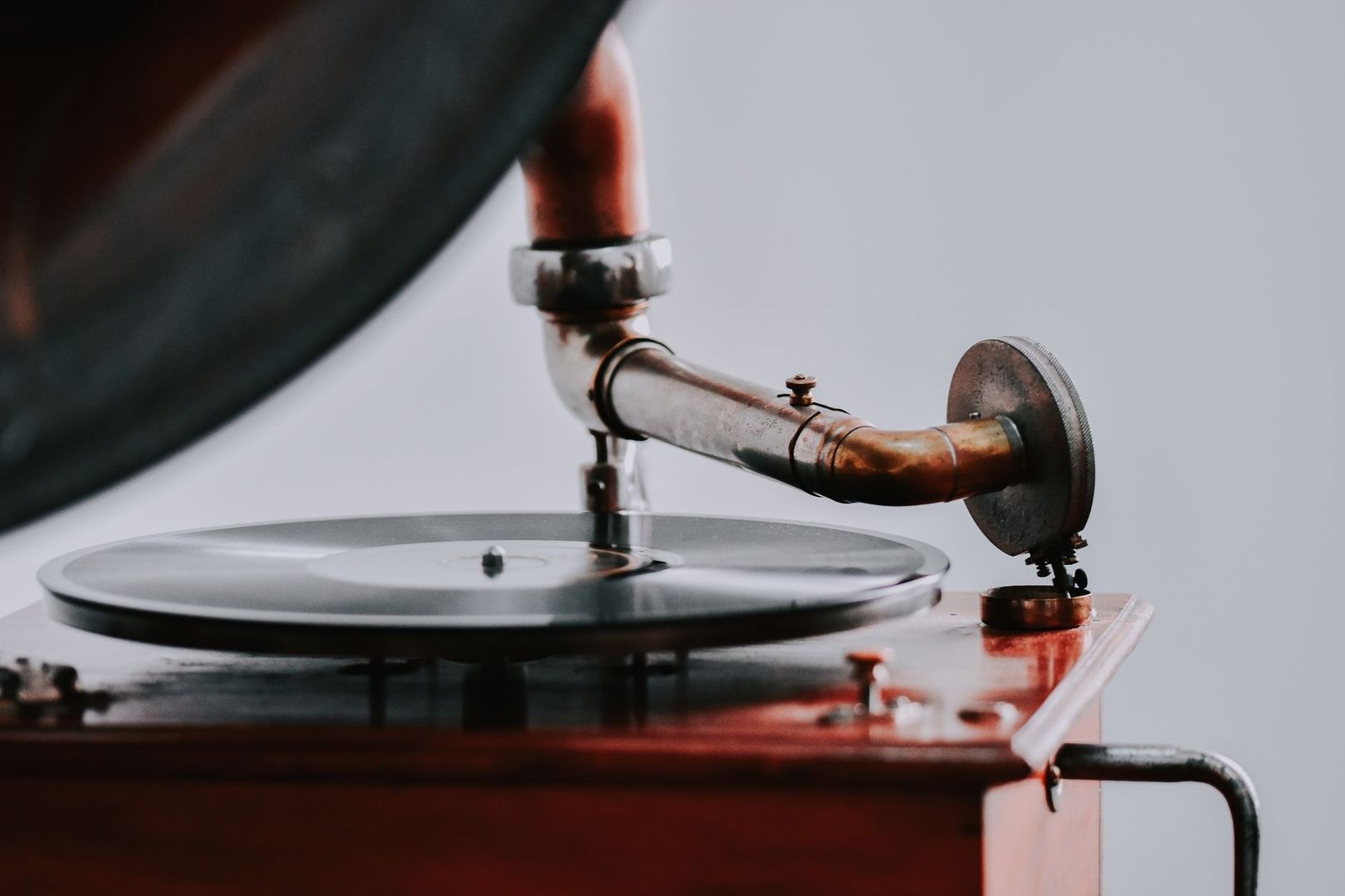 Nærbillede af en vintage grammofon med metalfarvet pladetallerken